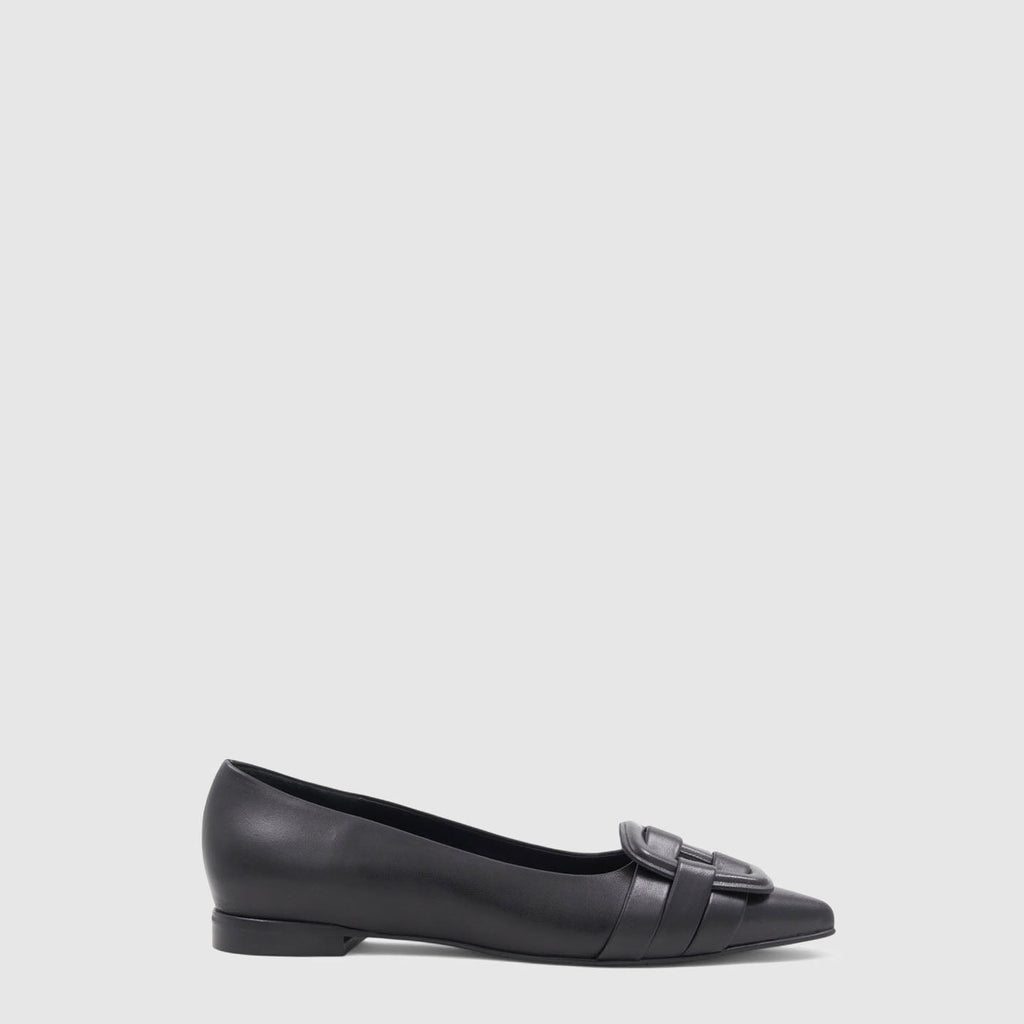Jojo low heel in black leather with a buckle detail
