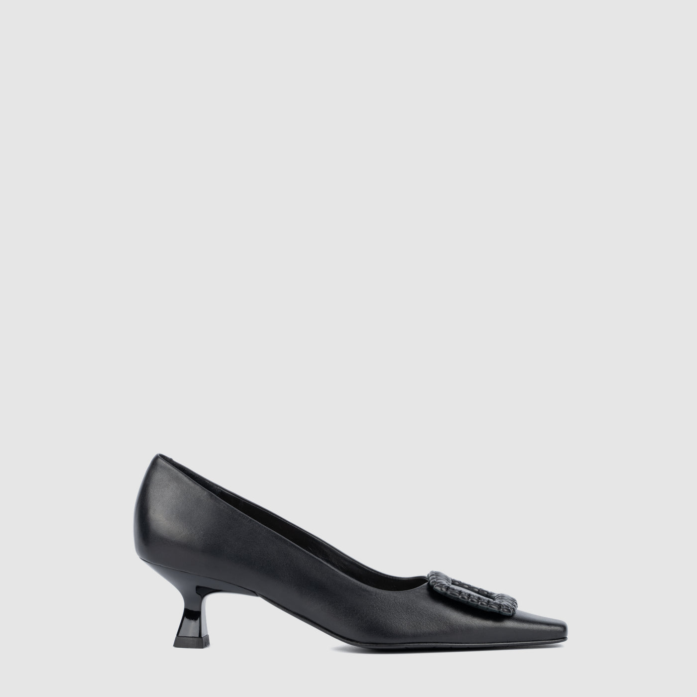 Aurelia pump in black nappa leather with a woven square accent