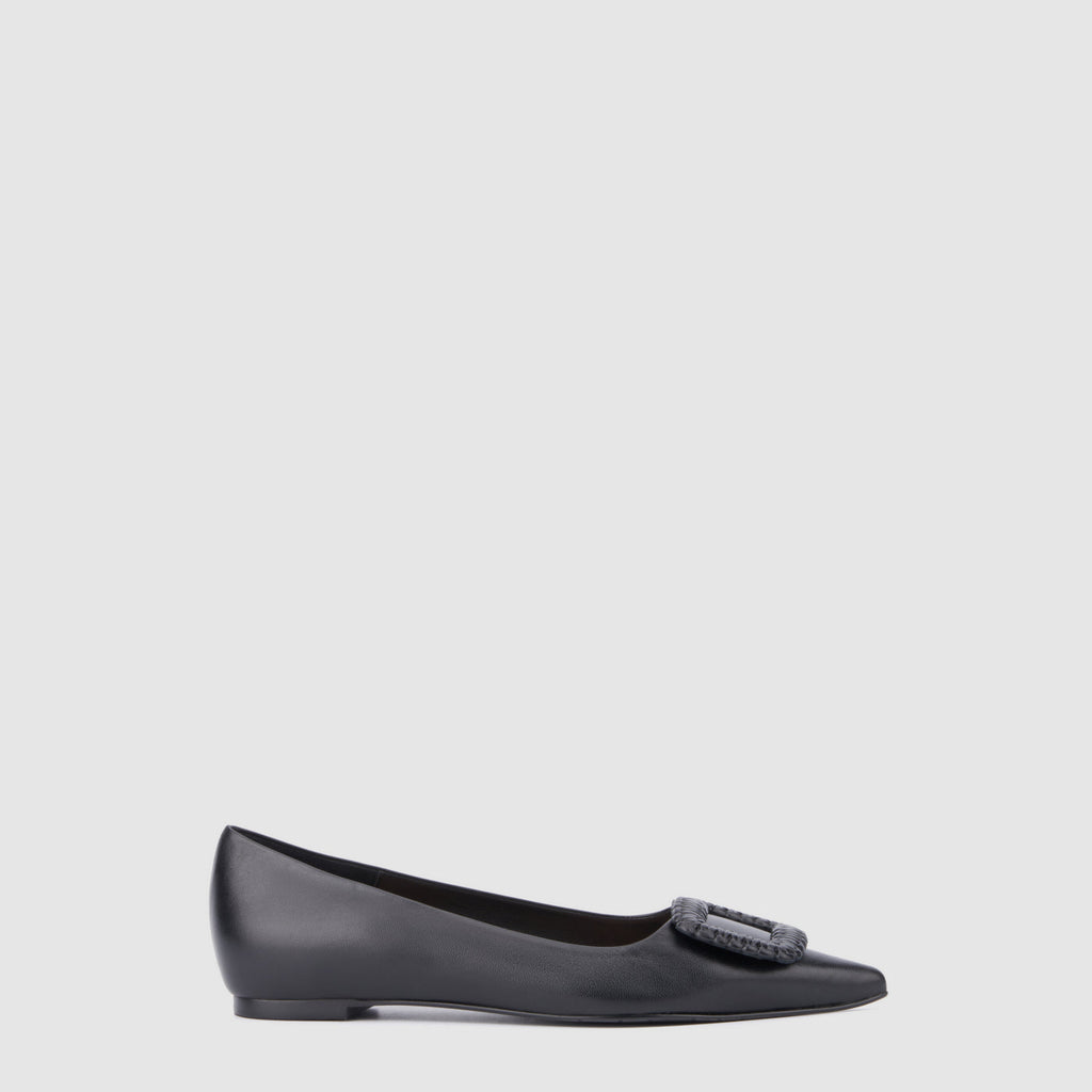 Jena flat in black leather with a woven square detail