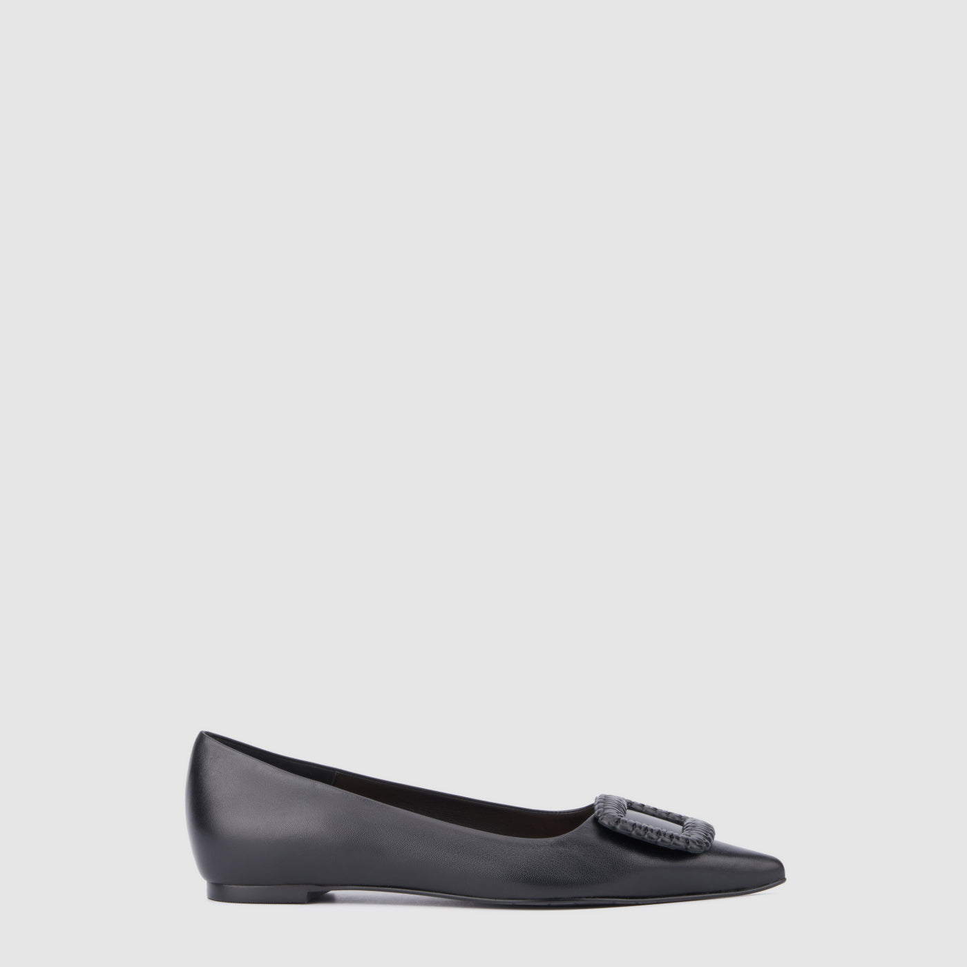 Jena flat in black leather with a woven square detail