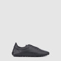 Qrystal sneaker in black leather with a lace-up closure