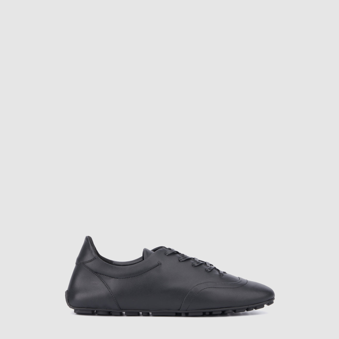 Qrystal sneaker in black leather with a lace-up closure