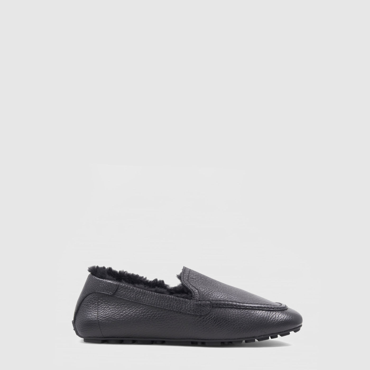 Qalista slipper loafer in black leather with faux shearling lining